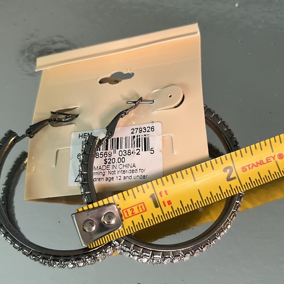 Erica Lyons 2” hoop earrings new on card - Picture 4 of 6